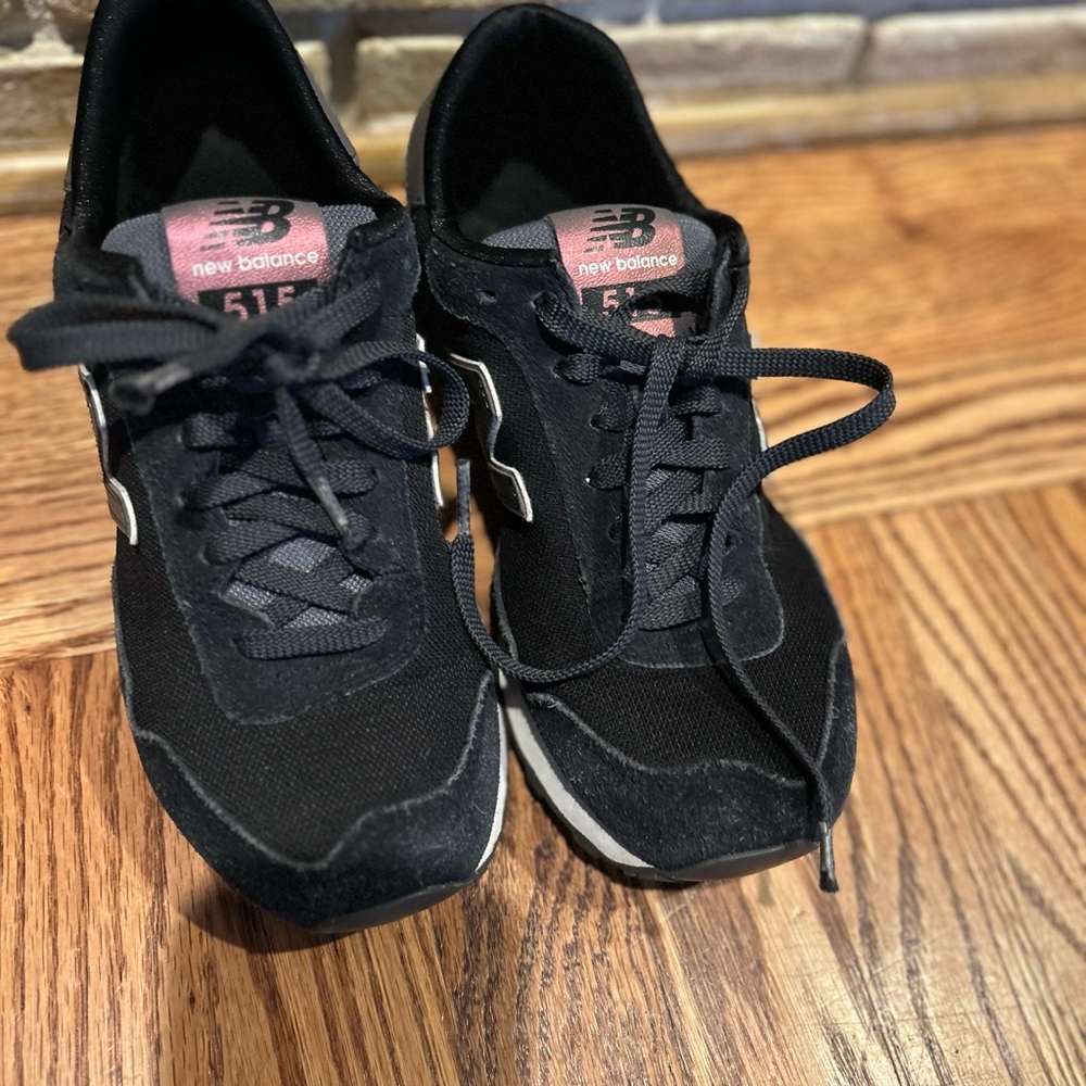 New Balance Women’s Black Sneakers with Pink Tongue Accent and pink emblem.